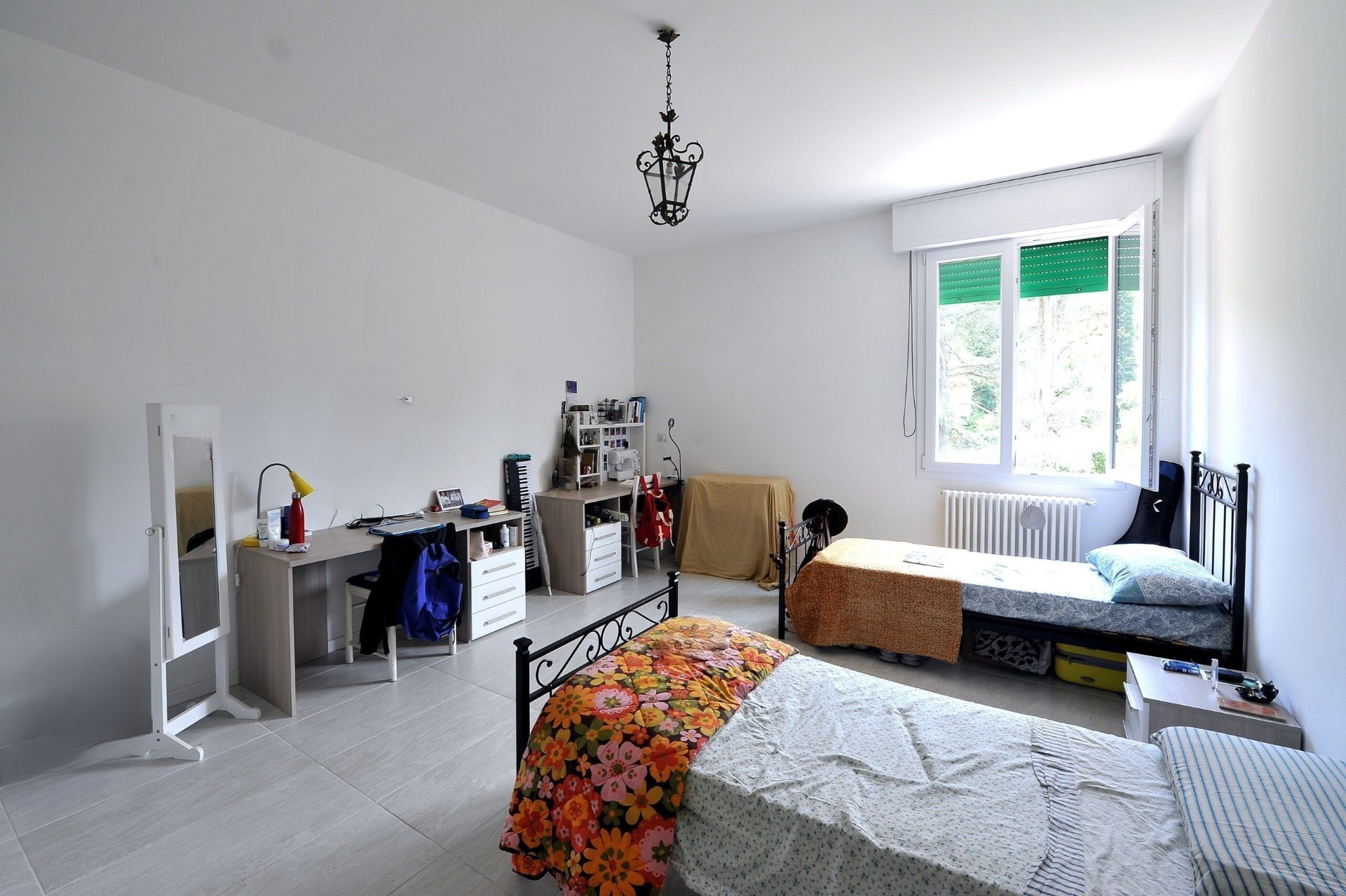 Camera arredata nell'appartamento in via Saragozza